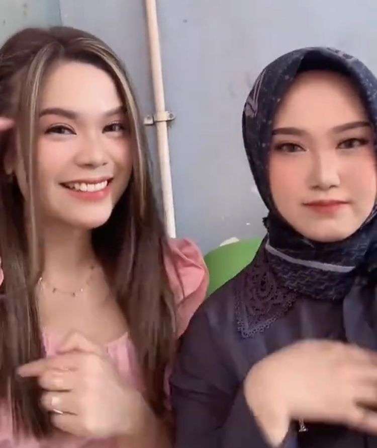 8 Potret Reuni Sinta dan Jojo `Keong Racun` Usai 3 Tahun Tak Jumpa, Nostalgia Berjoget Bareng!