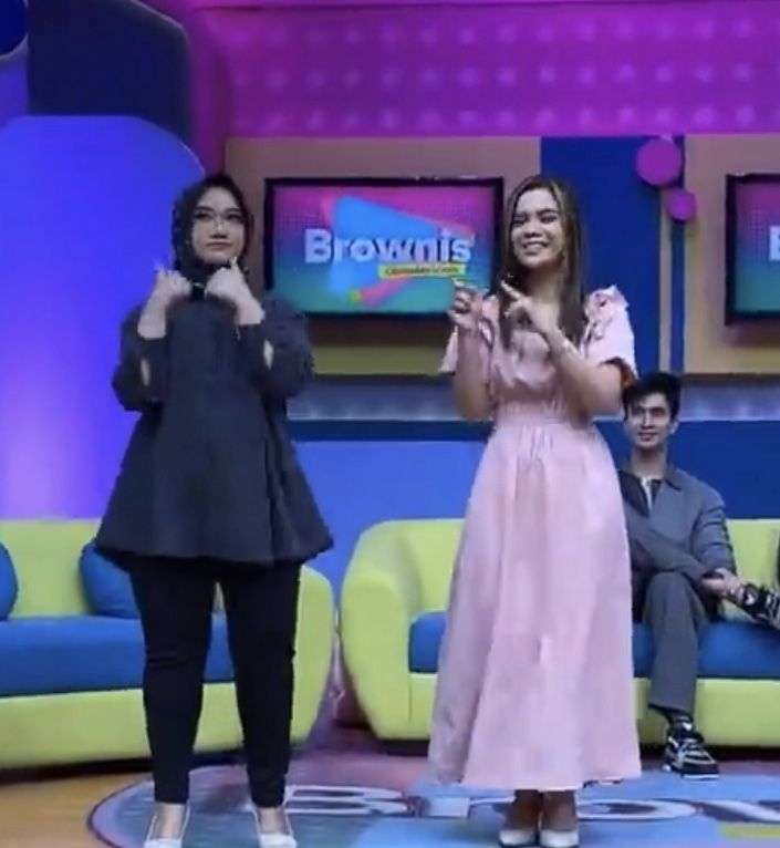 8 Potret Reuni Sinta dan Jojo `Keong Racun` Usai 3 Tahun Tak Jumpa, Nostalgia Berjoget Bareng!