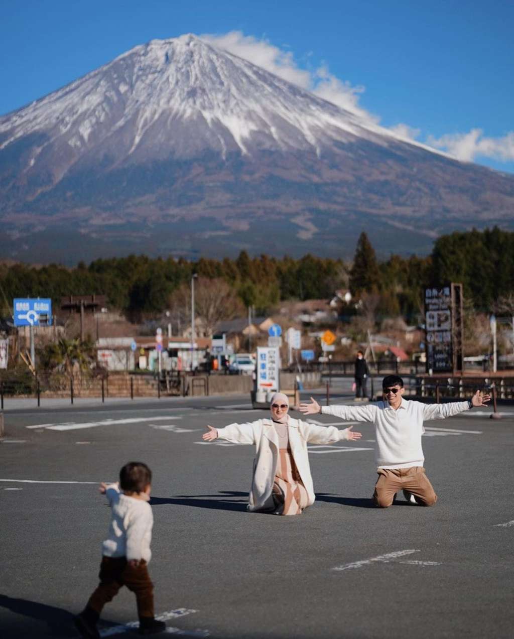 Potret Style Dinda Hauw Pamer Baby Bump di Jepang