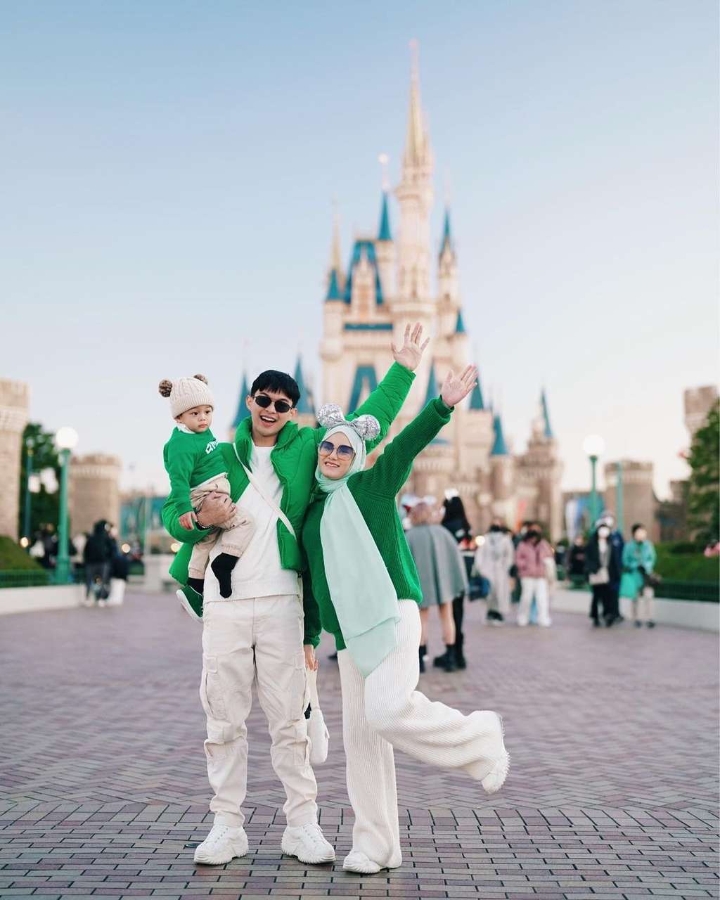 Potret Style Dinda Hauw Pamer Baby Bump di Jepang