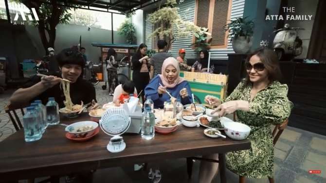 10 Potret Bunda Corla Jadi `Baby Sitter` Ameena Anak Atta-Aurel, Joget Heboh Berdua, Gemas Banget!