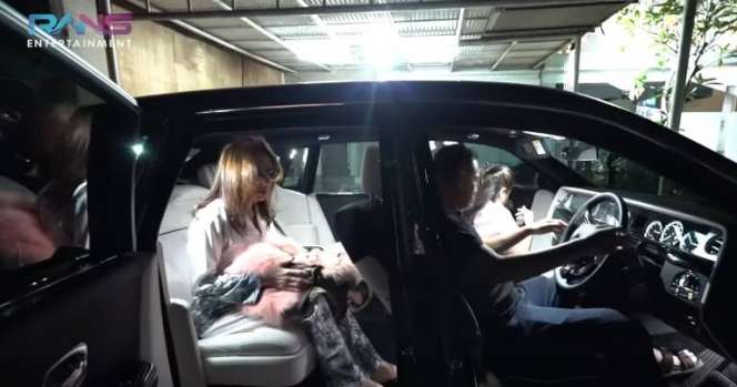 Tiba di Tanah Air, Bunda Corla Naik Mobil Rolls Royce Raffi Ahmad Jadi Sopirnya 