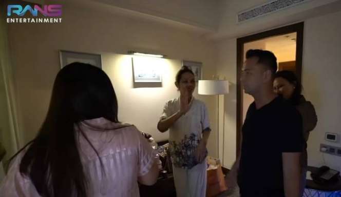 Tiba di Tanah Air, Bunda Corla Naik Mobil Rolls Royce Raffi Ahmad Jadi Sopirnya 