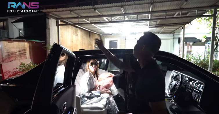 Tiba di Tanah Air, Bunda Corla Naik Mobil Rolls Royce Raffi Ahmad Jadi Sopirnya 
