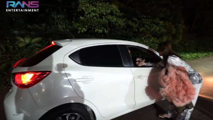 Tiba di Tanah Air, Bunda Corla Naik Mobil Rolls Royce Raffi Ahmad Jadi Sopirnya 