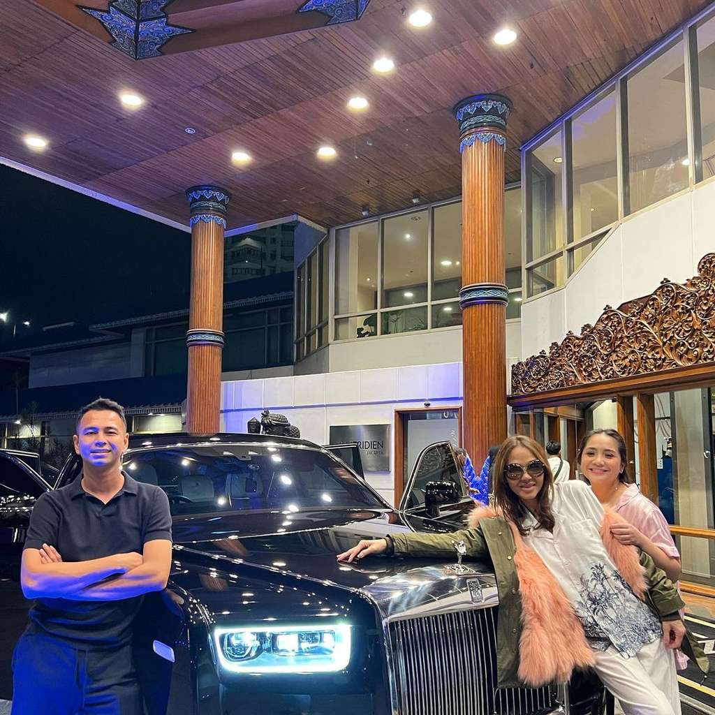 Tiba di Tanah Air, Bunda Corla Naik Mobil Rolls Royce Raffi Ahmad Jadi Sopirnya 