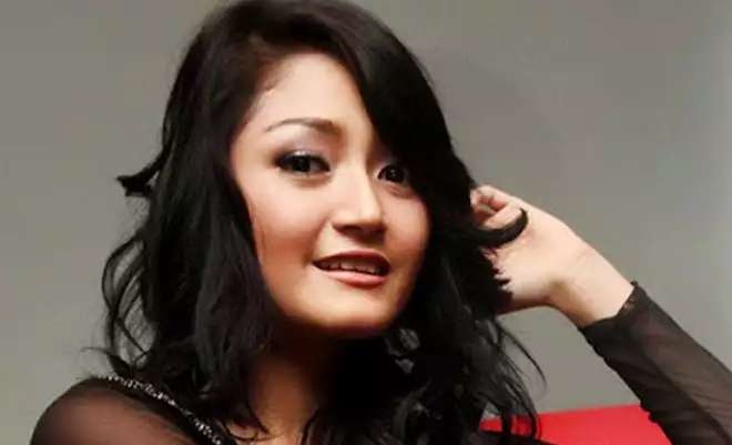 10 Transformasi Siti Badriah dari Awal Karir Biduan Hingga Kini, Sering Disangka Oplas!