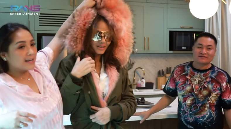 10 Potret Bunda Corla Usai Dimakeover Nagita Slavina, Jadi Berkelas Bak Nyonya-Nyonya Bangsawan!