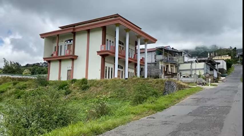 Potret Rumah Mewah Petani Daun Bawang di Temanggung, Lokasinya Bikin Takjub Ada di Lereng Gunung!