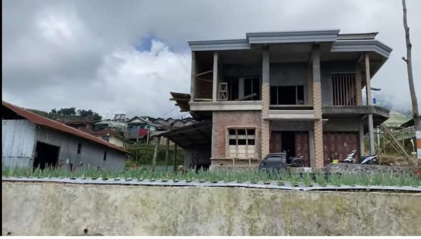 Potret Rumah Mewah Petani Daun Bawang di Temanggung, Lokasinya Bikin Takjub Ada di Lereng Gunung!