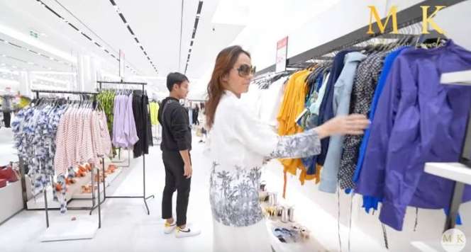Shopping di Mal, Bunda Corla Nolak Dibelikan Tas Branded