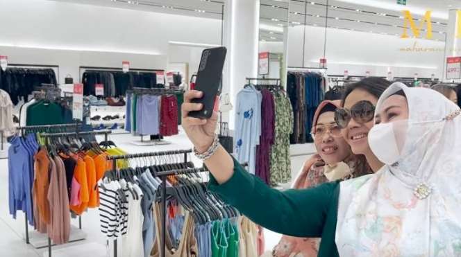Shopping di Mal, Bunda Corla Nolak Dibelikan Tas Branded