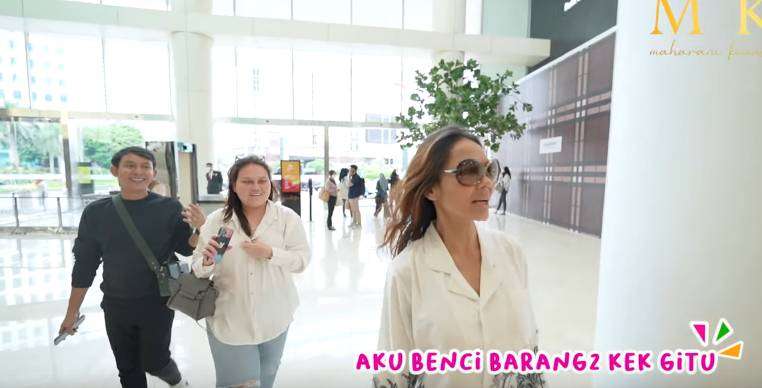 Shopping di Mal, Bunda Corla Nolak Dibelikan Tas Branded