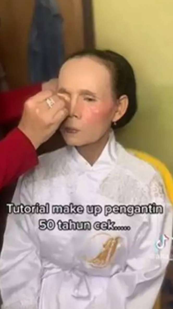 Pengantin Wanita Usia 50 Tahun Disulap MUA, Hasilnya Bikin Auto Melongo!