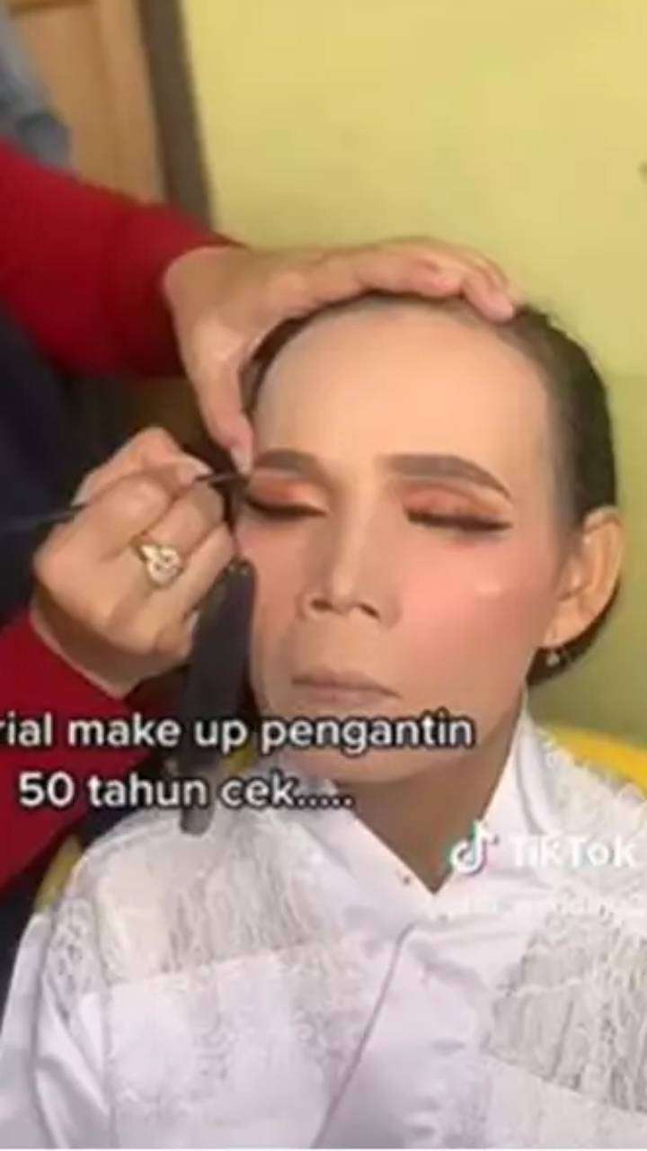 Pengantin Wanita Usia 50 Tahun Disulap MUA, Hasilnya Bikin Auto Melongo!
