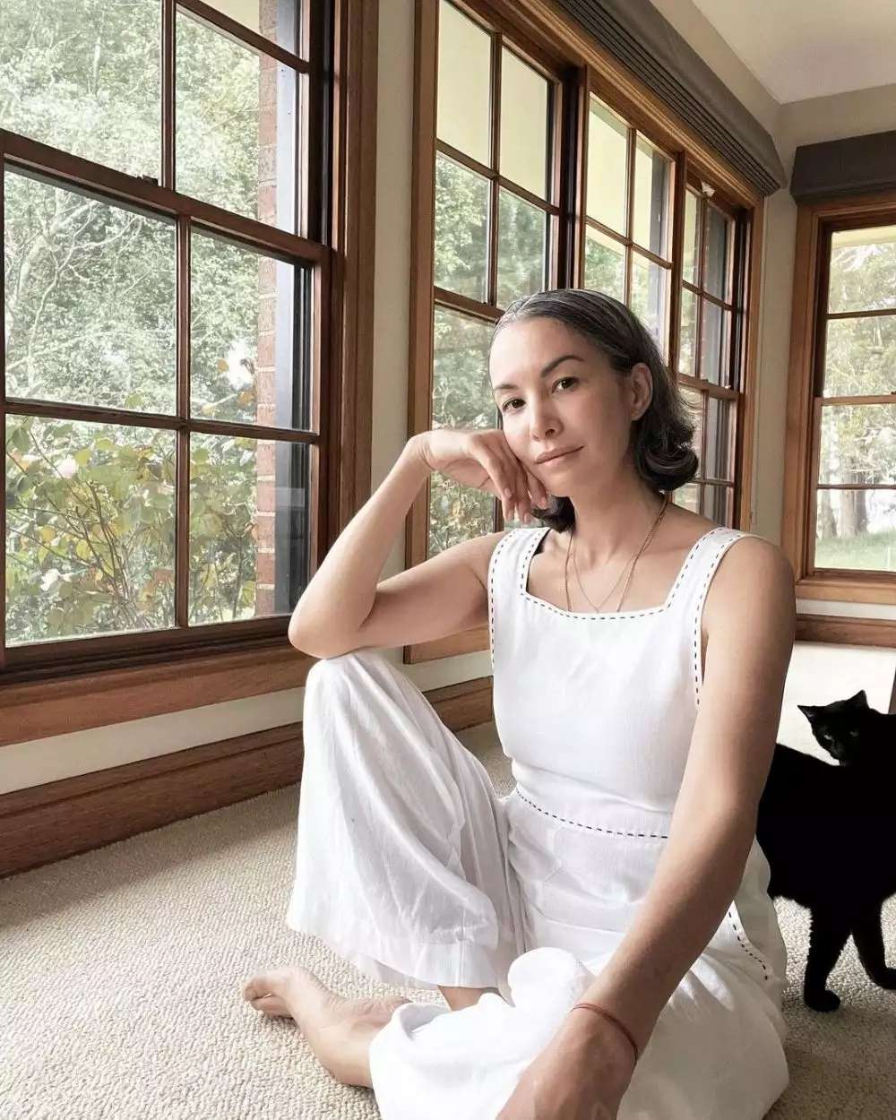 Ingat Bintang Iklan Sabun 90-an Ini? Dulu Artis Terkenal & Cantik Banget, Kini Bak Montir Ganti Ban Mobil Sendiri, Lihat Potretnya