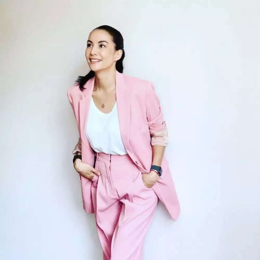 Ingat Bintang Iklan Sabun 90-an Ini? Dulu Artis Terkenal & Cantik Banget, Kini Bak Montir Ganti Ban Mobil Sendiri, Lihat Potretnya