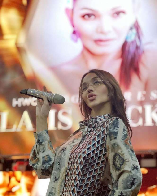 Potret Bunda Corla saat Manggung di Jakarta, Penampilannya Glamor Banget