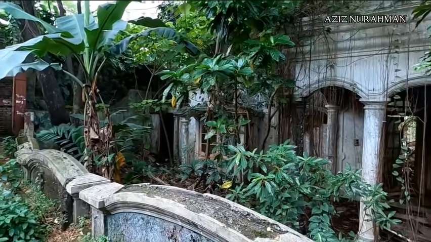 Potret Rumah Mewah Terbengkalai Milik Artis Senior, Dulu Super Megah Kini Bak Hutan Belantara!