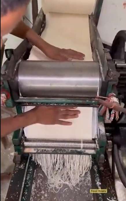 Potret Pembuatan Mie di Pabrik India, Prosesnya Bikin Jijik, Netizen: `Auto Mual`