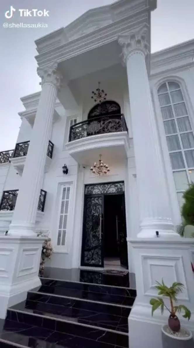Artis Ini Dulu Hidup Susah & Jualan Keliling, Kini Punya Rumah Bak Istana Kerajaan, Lihat Potretnya