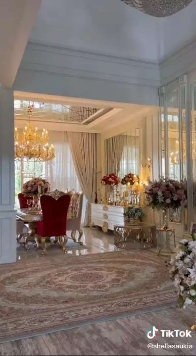 Artis Ini Dulu Hidup Susah & Jualan Keliling, Kini Punya Rumah Bak Istana Kerajaan, Lihat Potretnya