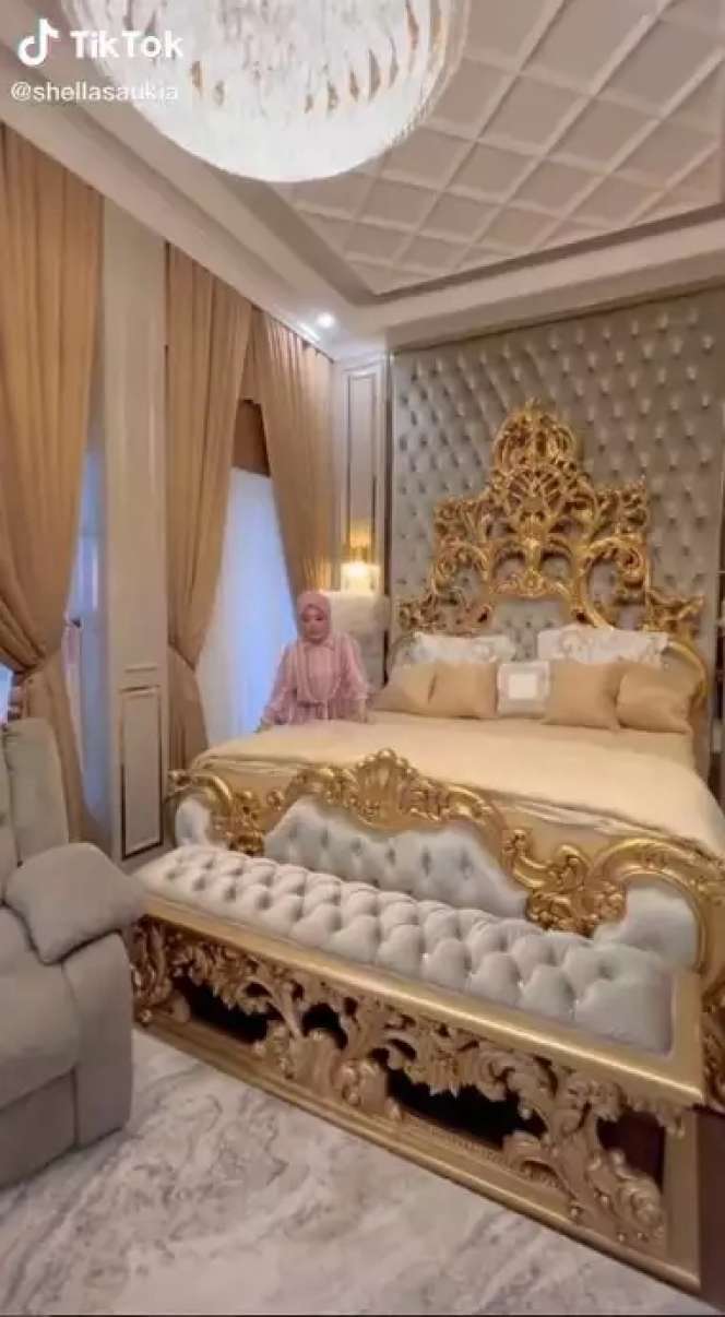 Artis Ini Dulu Hidup Susah & Jualan Keliling, Kini Punya Rumah Bak Istana Kerajaan, Lihat Potretnya