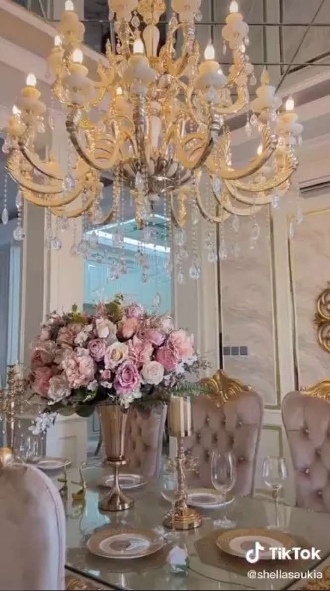 Artis Ini Dulu Hidup Susah & Jualan Keliling, Kini Punya Rumah Bak Istana Kerajaan, Lihat Potretnya