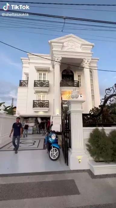 Artis Ini Dulu Hidup Susah & Jualan Keliling, Kini Punya Rumah Bak Istana Kerajaan, Lihat Potretnya