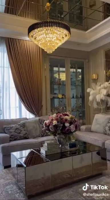 Artis Ini Dulu Hidup Susah & Jualan Keliling, Kini Punya Rumah Bak Istana Kerajaan, Lihat Potretnya