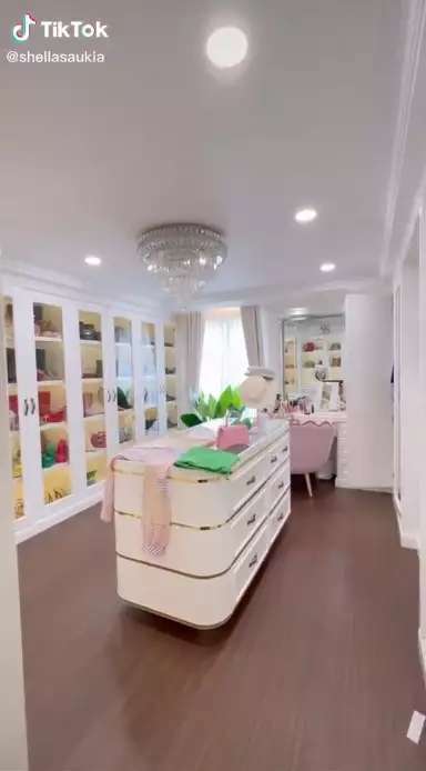 Artis Ini Dulu Hidup Susah & Jualan Keliling, Kini Punya Rumah Bak Istana Kerajaan, Lihat Potretnya