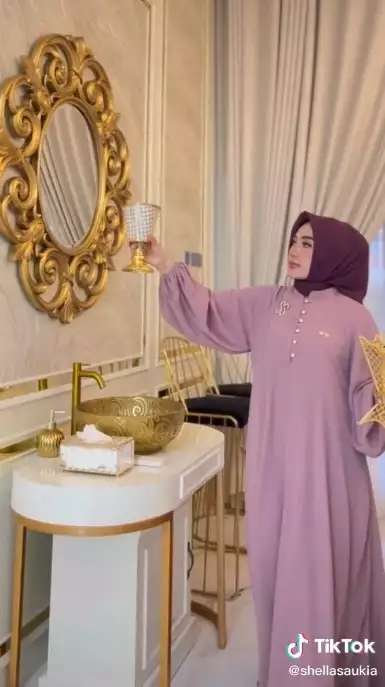 Artis Ini Dulu Hidup Susah & Jualan Keliling, Kini Punya Rumah Bak Istana Kerajaan, Lihat Potretnya