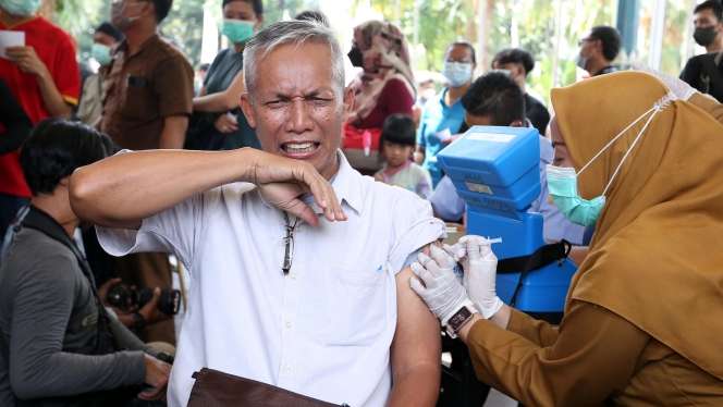 FOTO: DKI Jakarta Mulai Vaksinasi Booster Serentak di Tiga Tempat 