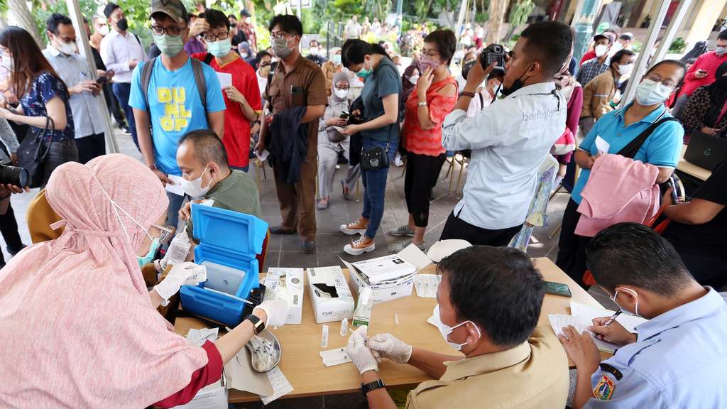 FOTO: DKI Jakarta Mulai Vaksinasi Booster Serentak di Tiga Tempat 