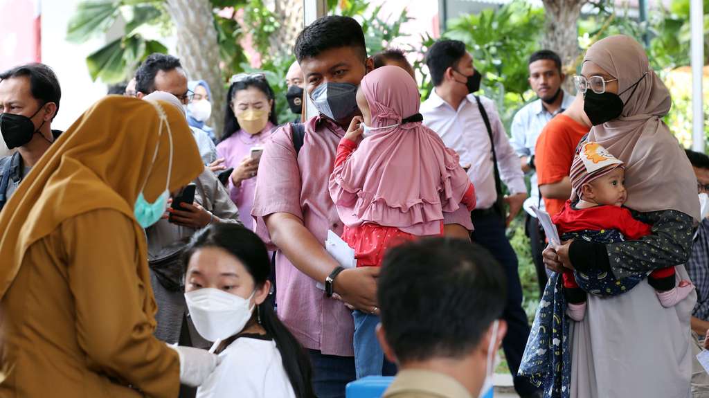 FOTO: DKI Jakarta Mulai Vaksinasi Booster Serentak di Tiga Tempat 
