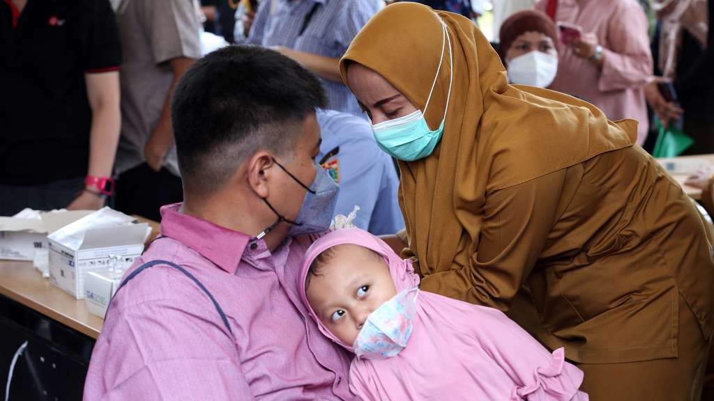 FOTO: DKI Jakarta Mulai Vaksinasi Booster Serentak di Tiga Tempat 