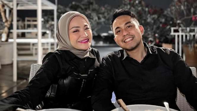 Cinta Lama Belum Kelar, 7 Artis ini Balikan dengan Mantan Pacar Usai Cerai dari Suami