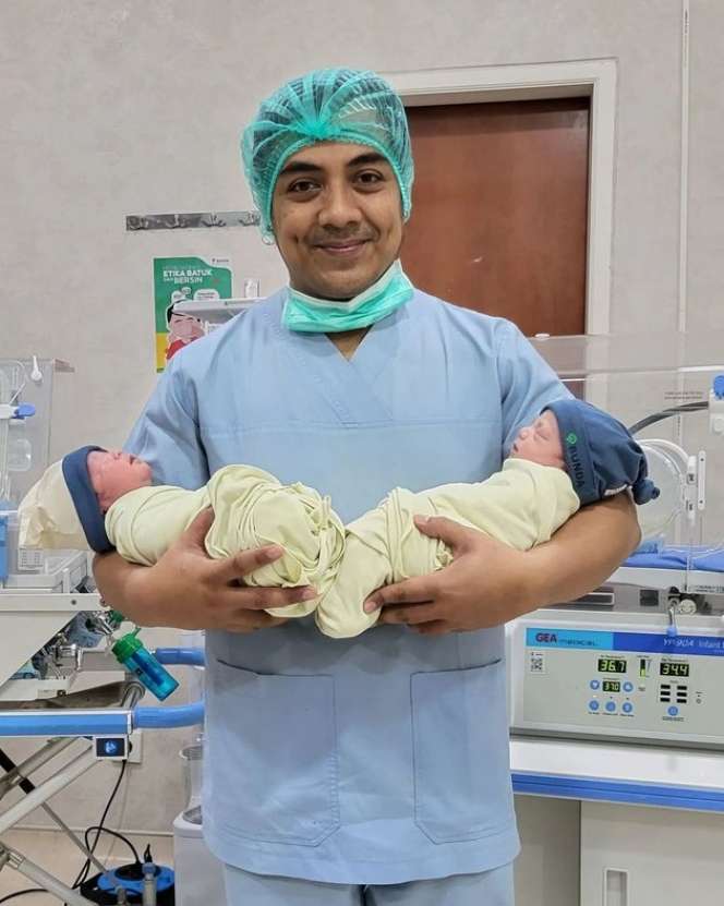 Potret Indri Giana Istri Ustaz Riza Melahirkan Anak Kembar
