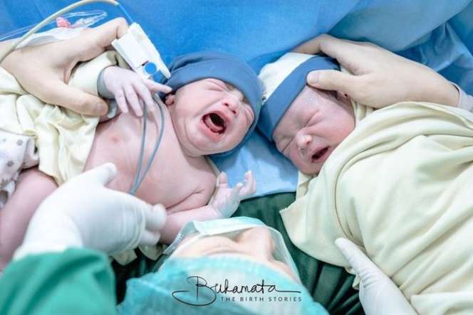 Potret Indri Giana Istri Ustaz Riza Melahirkan Anak Kembar