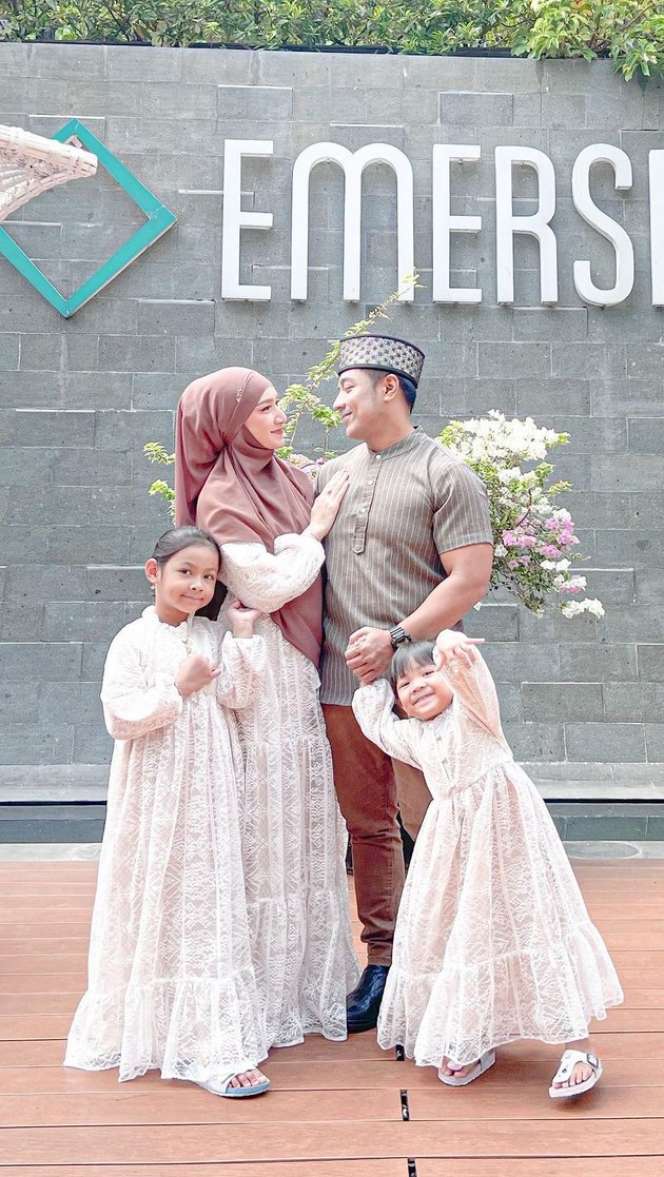 Potret Indri Giana Istri Ustaz Riza Melahirkan Anak Kembar