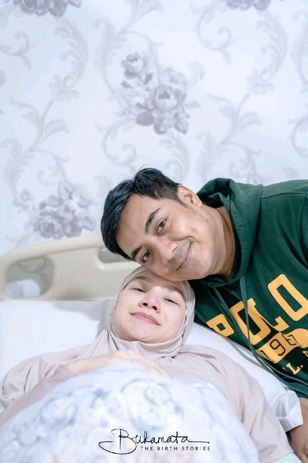Potret Indri Giana Istri Ustaz Riza Melahirkan Anak Kembar
