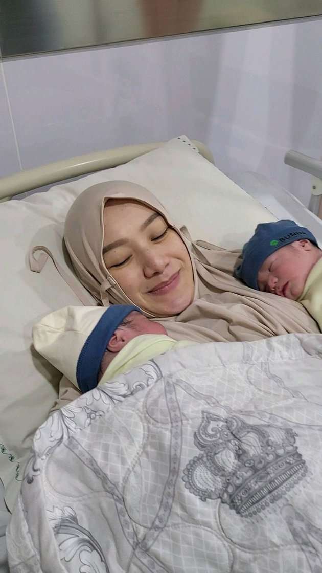 Potret Indri Giana Istri Ustaz Riza Melahirkan Anak Kembar
