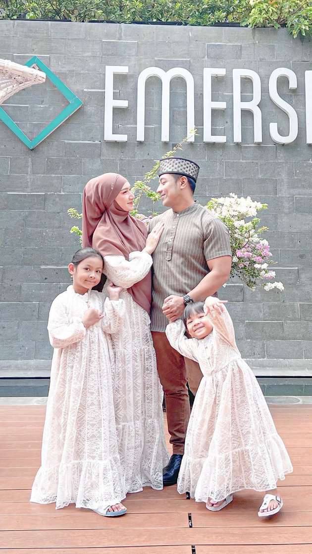 Potret Indri Giana Istri Ustaz Riza Melahirkan Anak Kembar