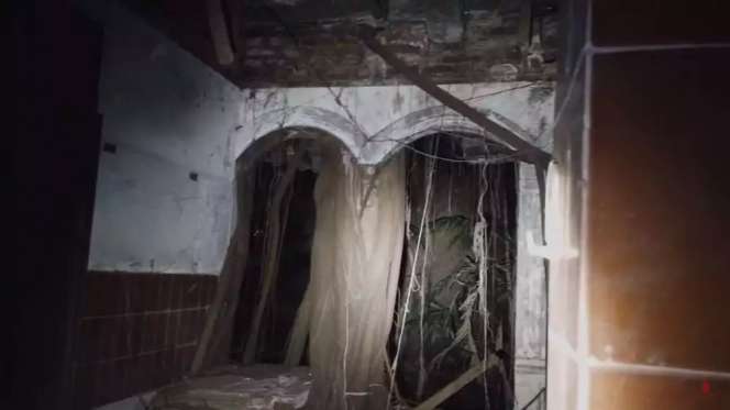 10 Potret Rumah Kuno Iis Sugianto yang Terbengkalai Puluhan Tahun, Ada Ruang Misterius, Isinya Bikin Ngeri!