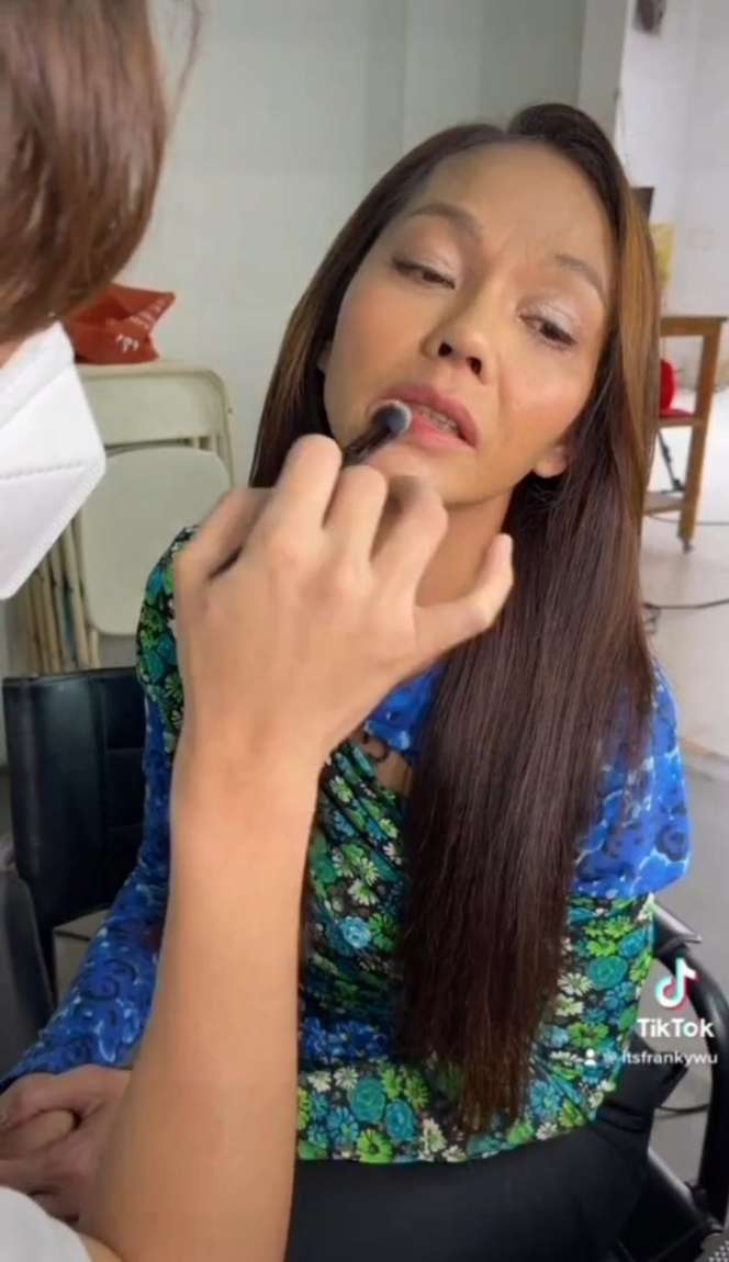 Momen Lucu Bunda Corla Dimakeover MUA Franky Wu, Tingkahnya Bikin Ngakak!