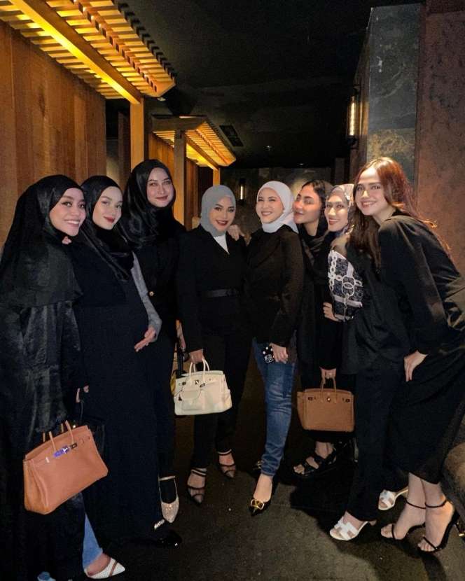 Potret Tawa Lepas Lesti Kejora Arisan Bareng Sahabat, Netizen Bandingkan Berbeda 360 Derajat saat Bersama Rizky Billar