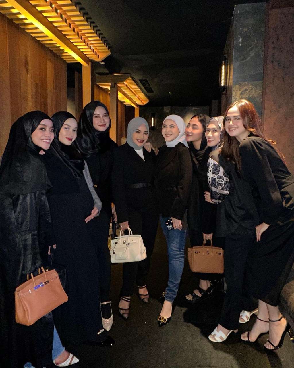Potret Tawa Lepas Lesti Kejora Arisan Bareng Sahabat, Netizen Bandingkan Berbeda 360 Derajat saat Bersama Rizky Billar