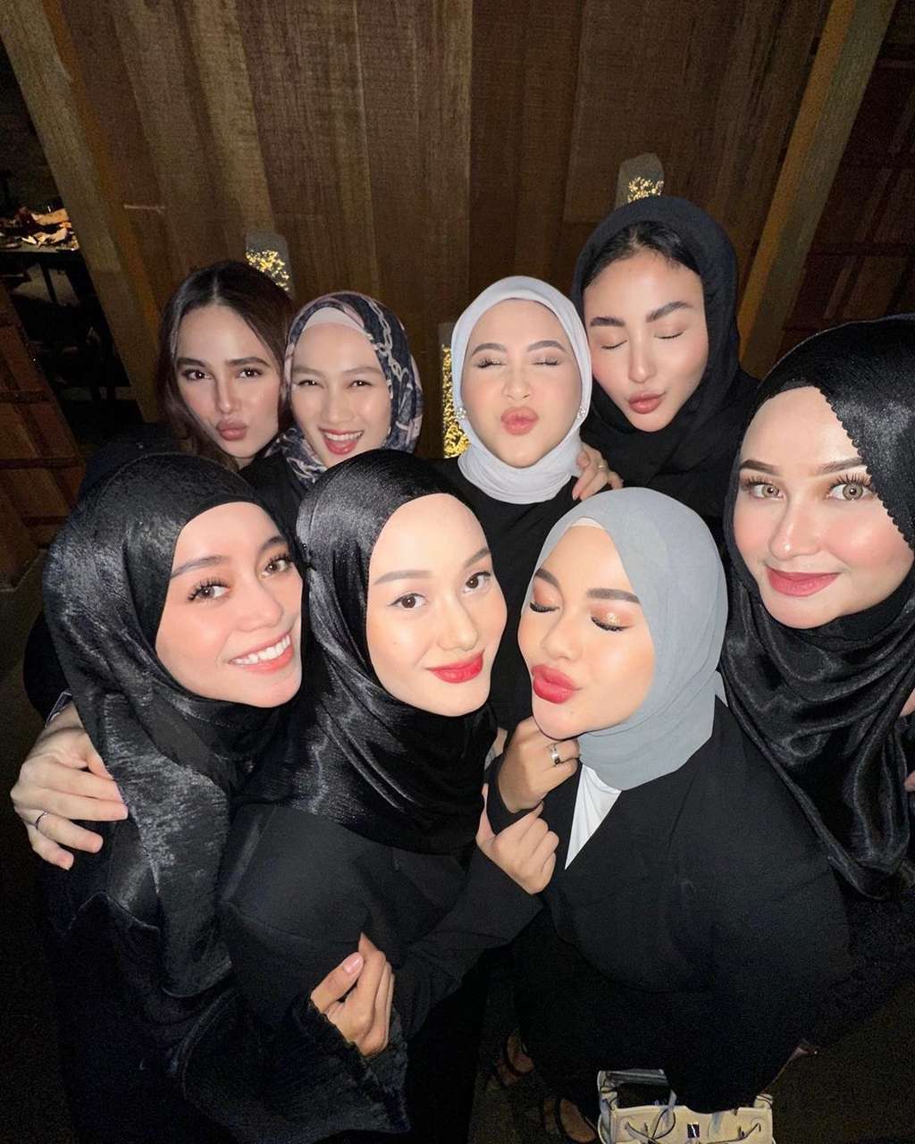 Potret Tawa Lepas Lesti Kejora Arisan Bareng Sahabat, Netizen Bandingkan Berbeda 360 Derajat saat Bersama Rizky Billar