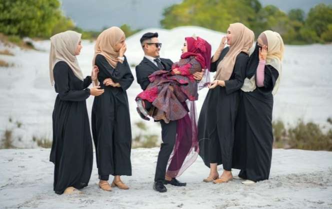 Viral Pria Tampan Nikahi Wanita Kerdil yang Kerja di Pasar Malam, The Real Cinta Sejati!