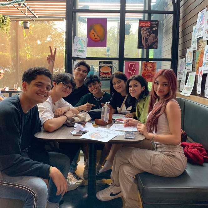Potret Naura Ayu Jadi Pelayan Karen's Diner, Pasang Wajah Judes Malah Dibilang Makin Cantik!